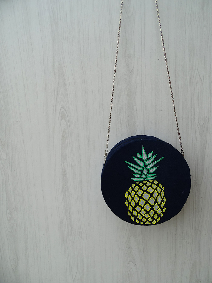 How to make a DIY round cross body bag using old denims