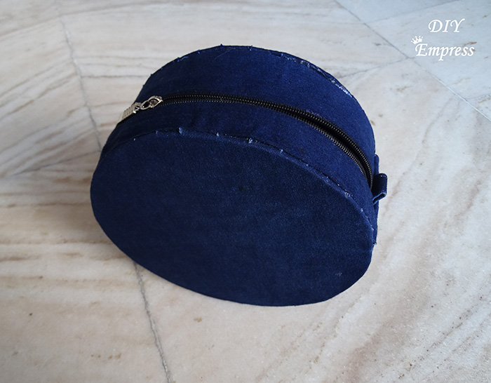 How to make a DIY round cross body bag using old denims